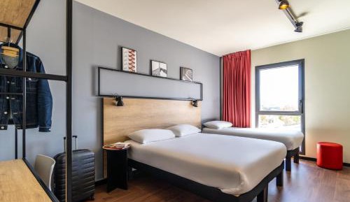 Standard room with One Double and One Single Beds
