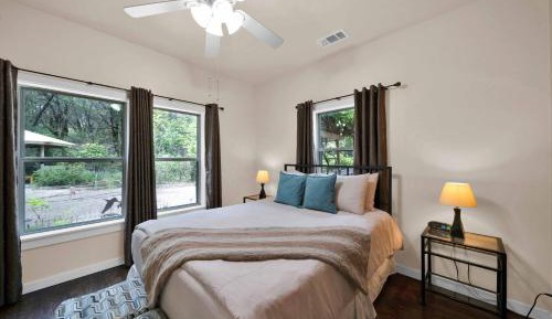 Deluxe Queen Suite