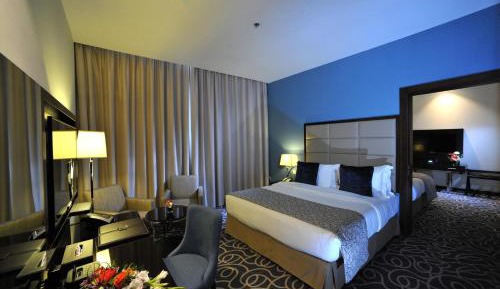 Deluxe King Room with Partial Sea View