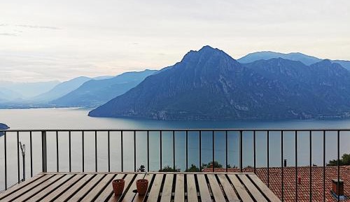 One-Bedroom Apartment with Lake View