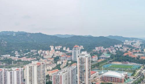 One-Bedroom Apartment with City View