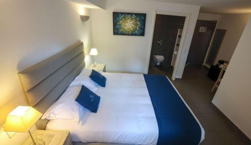 Queen Room with Mobility Accessible Walk-In Shower