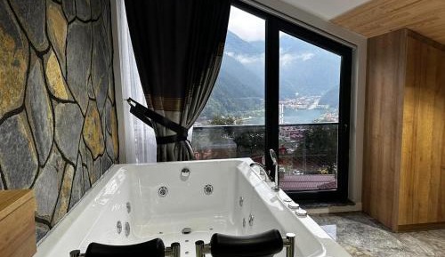 One-Bedroom Apartment with Lake View