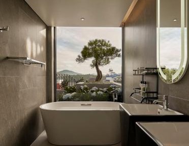Four-Bedroom Apartment with Balcony 