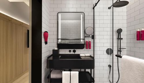 Moxy High Queen Room
