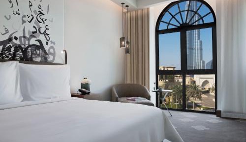 Deluxe King Room with Landmark View