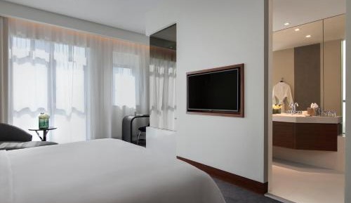 Deluxe King Room with City View