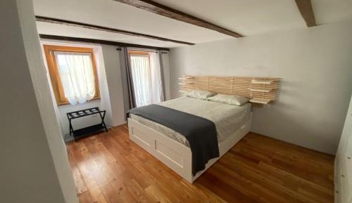 Deluxe One-Bedroom Apartment