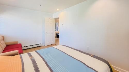 Queen Room with Shared Bathroom