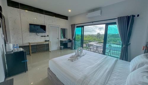Deluxe King Room with Mountain View