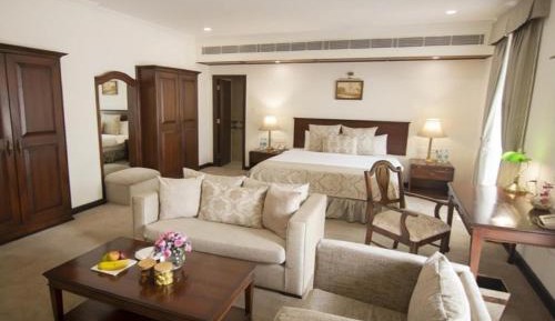 Deluxe Suite Double Bed with 1 way Transfer, Breakfast, 15% off on Food and Soft Beverages, Happy Hours (Buy 1 & Get 1) on select menu at InSomnia