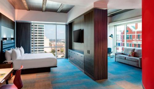 Ultra Savvy, Suite, 1 King, Sofa bed, Corner room