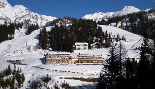 Three-Bedroom Apartment with Balcony and Mountain View  