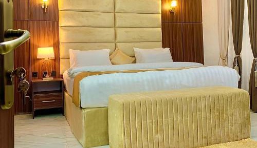 Queen Suite with Spa Bath