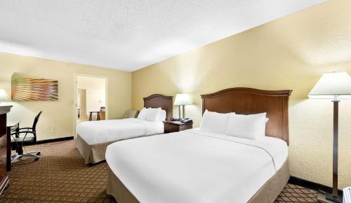 Queen Room with Two Queen Beds - Hearing Accessible