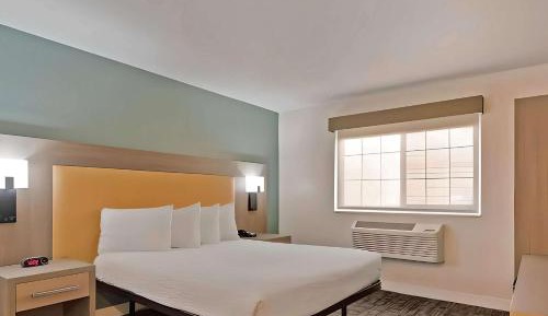 Queen Room with Roll-In Shower - Disability Access/Non Smoking/Interior Hall