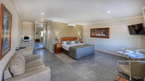 Deluxe Suite with Spa Bath