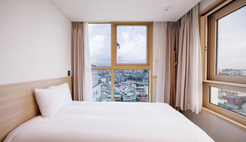 Standard Corner Single Room