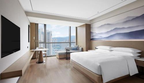 Executive Guest Room with King Bed and Lounge Access