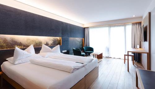 Double Room with Balcony and Mountain View (West Side)