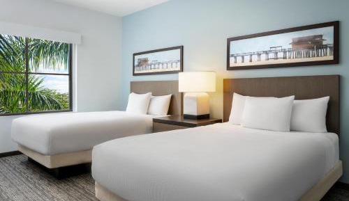 One-Bedroom Suite with Two Queen Beds and Kitchen