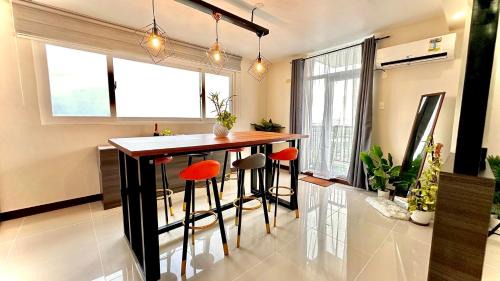 Deluxe One-Bedroom Apartment with Ocean View