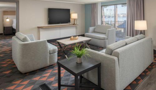 One-Bedroom King Suite with Courtyard View