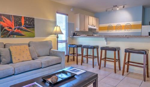 Suite, 1 King Bed with Kitchen, Pool View