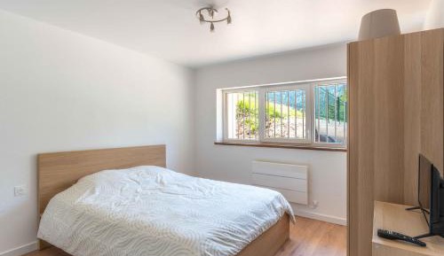 King Room with Roll-In Shower - Disability Access