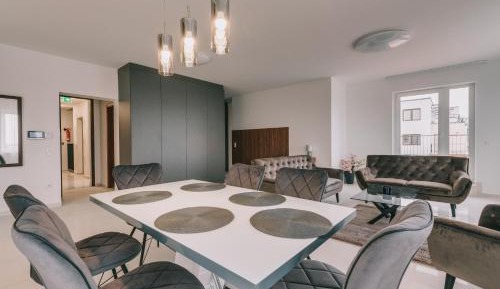 Four-Bedroom Apartment with Lake View