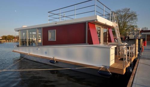 One-Bedroom House Boat