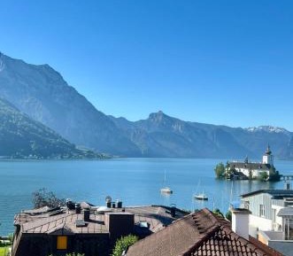One-Bedroom Apartment with Lake View