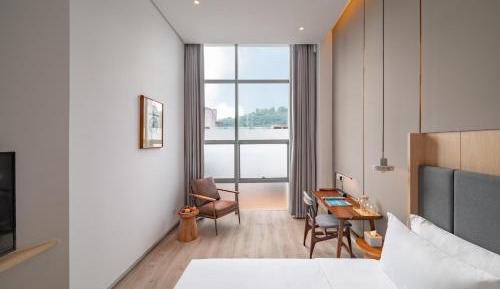 Deluxe Double Room (2 Adults + 1 Child)
