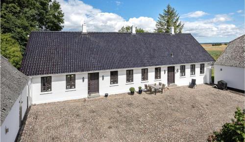 Three-Bedroom Holiday Home 