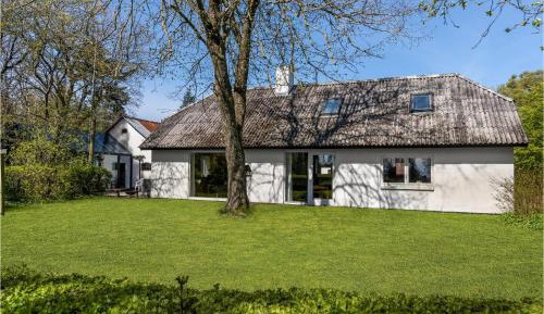 Three-Bedroom Holiday Home 