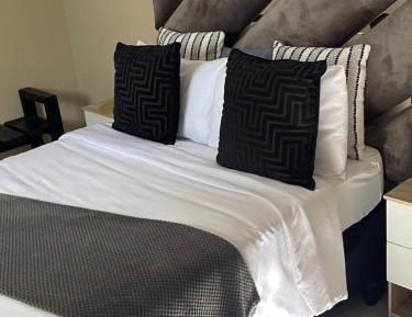 Deluxe Queen Suite