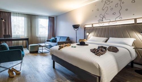 Family room with 1 Sweet Bed 160x200 by ibis Styles and sofa bed