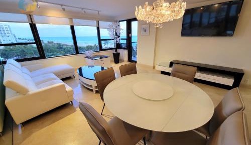 Apartment with Pool View 