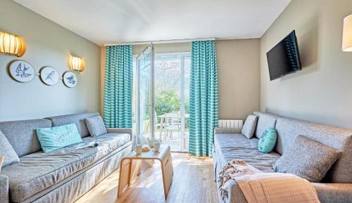 Two-Bedroom House with Terrace (6 People)