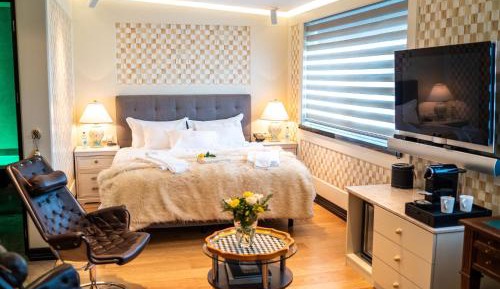 Emerald Suite