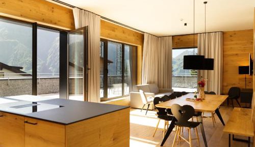 Apartment with Mountain View