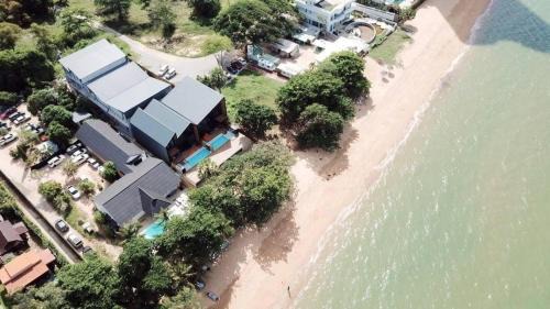 7bedroom villa with seaview- beach front