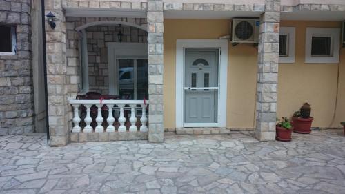 Standard Studio (3 Adults)