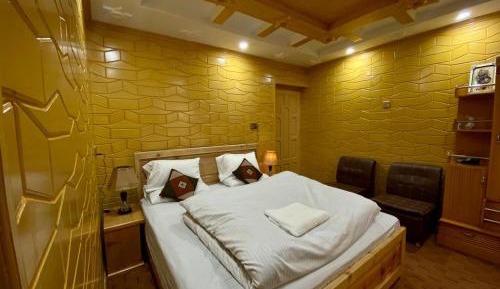 Deluxe Queen Room