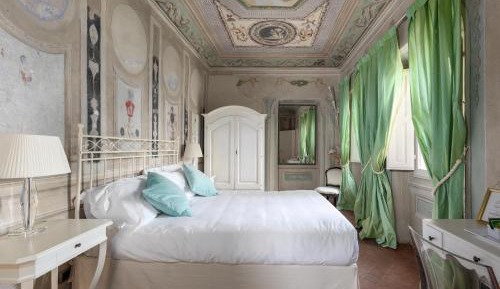 King Suite with Pool View