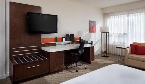 Deluxe, Larger Guest room, 1 King