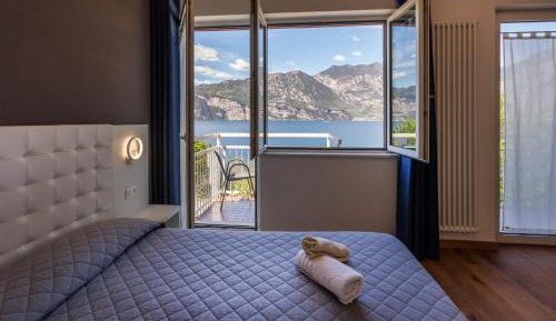 Deluxe Double Room with Balcony and Lake View