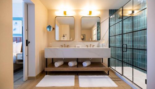 Deluxe King Room with City View