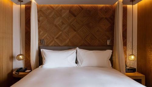 Contemporary Junior King Suite with Balcony