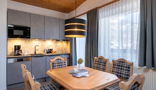 Apartment with Mountain View